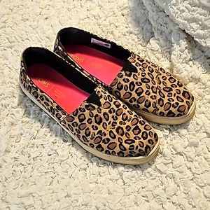Leapord print Toms slip on shoes